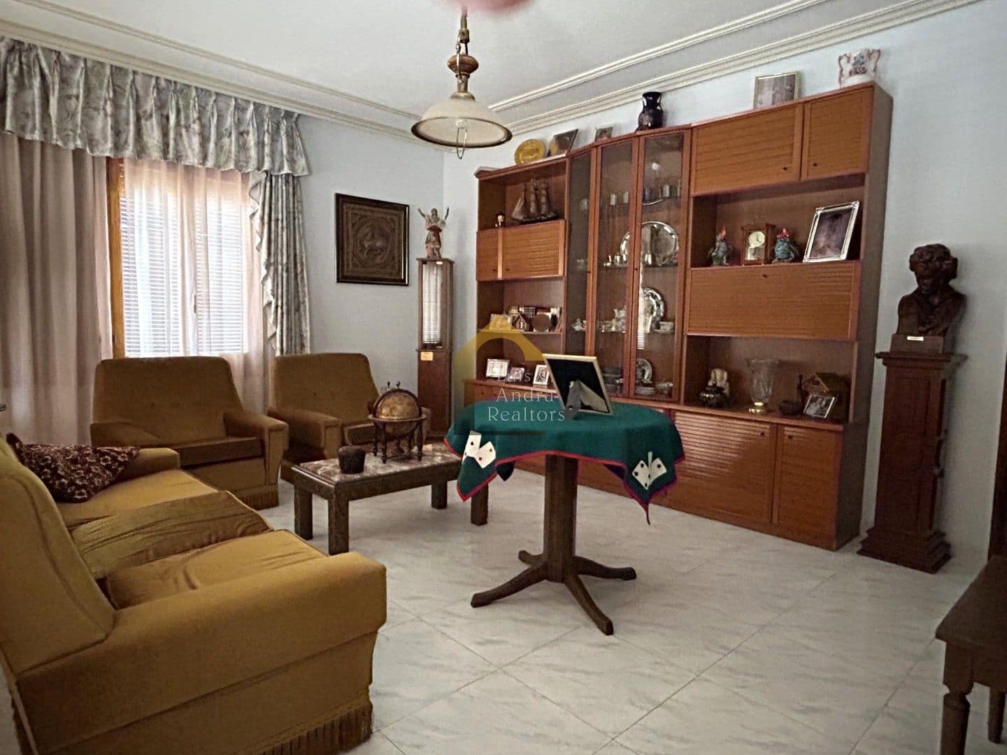 5 bedroom Villa for sale in Cox with garage - € 270,000 (Ref: 9109958)