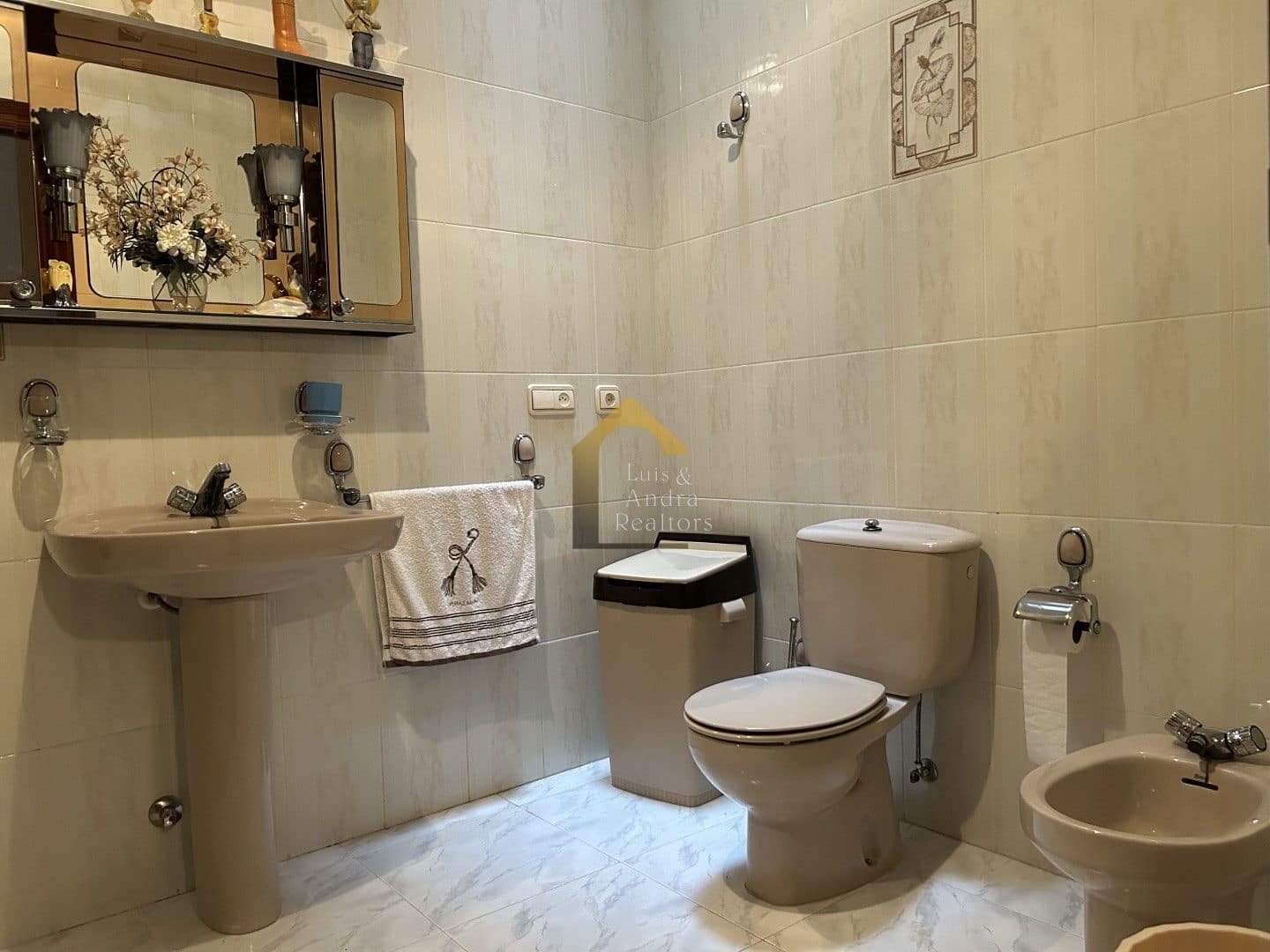 5 bedroom Villa for sale in Cox with garage - € 270,000 (Ref: 9109958)