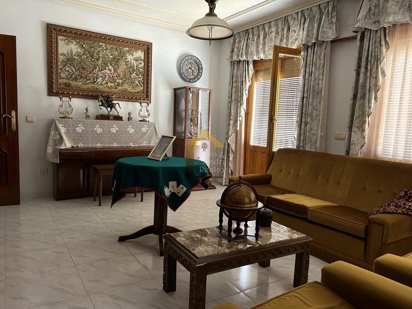 5 bedroom Villa for sale in Cox with garage - € 270,000 (Ref: 9109958)