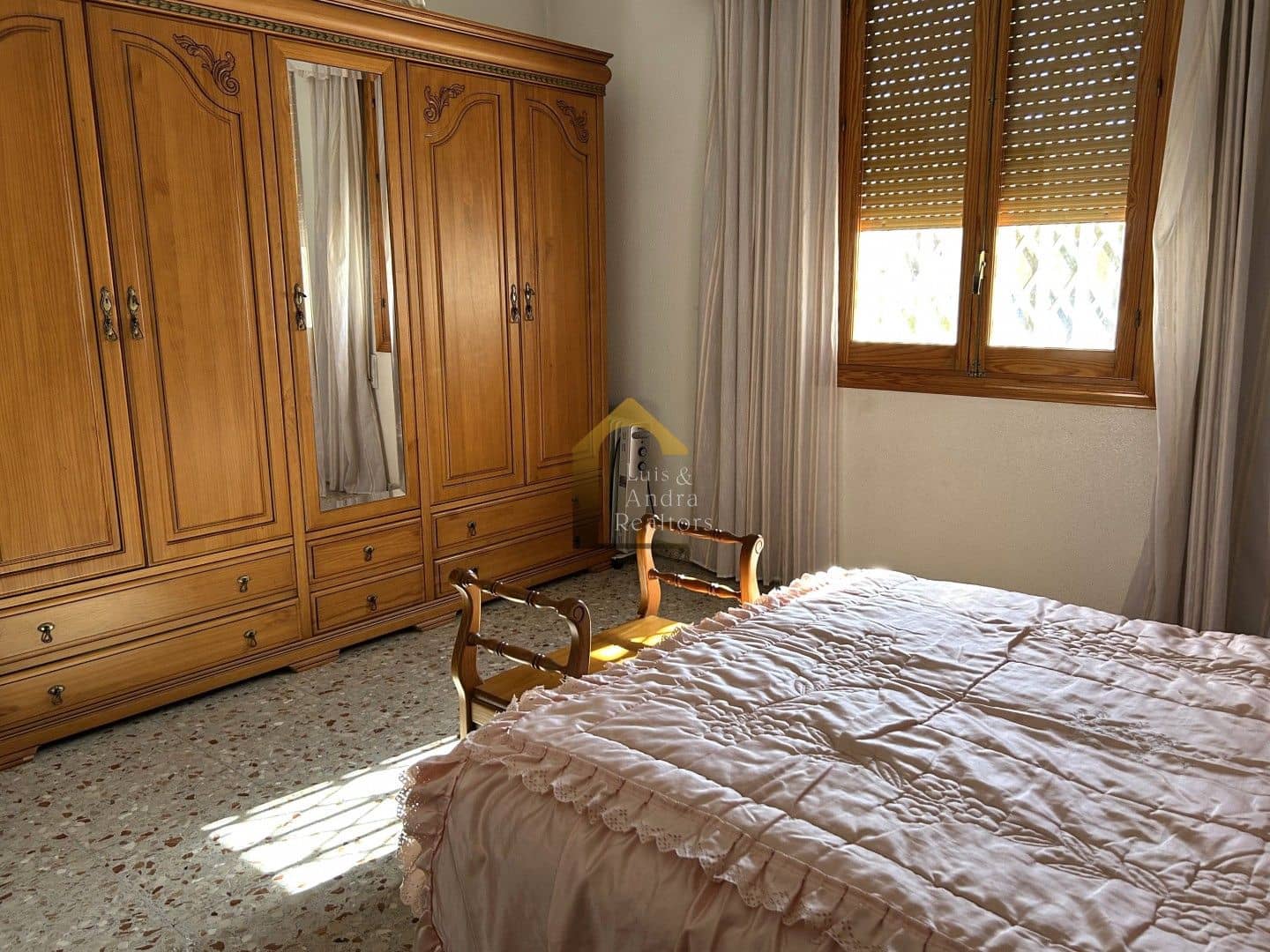 5 bedroom Villa for sale in Cox with garage - € 270,000 (Ref: 9109958)