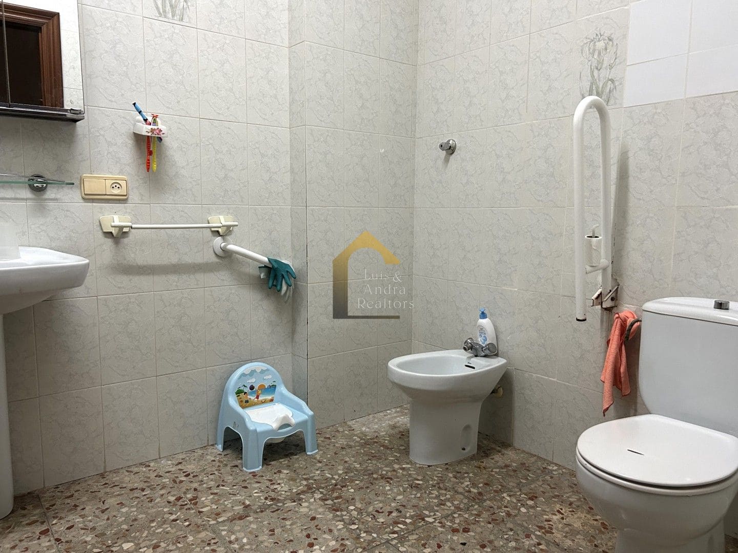 5 bedroom Villa for sale in Cox with garage - € 270,000 (Ref: 9109958)