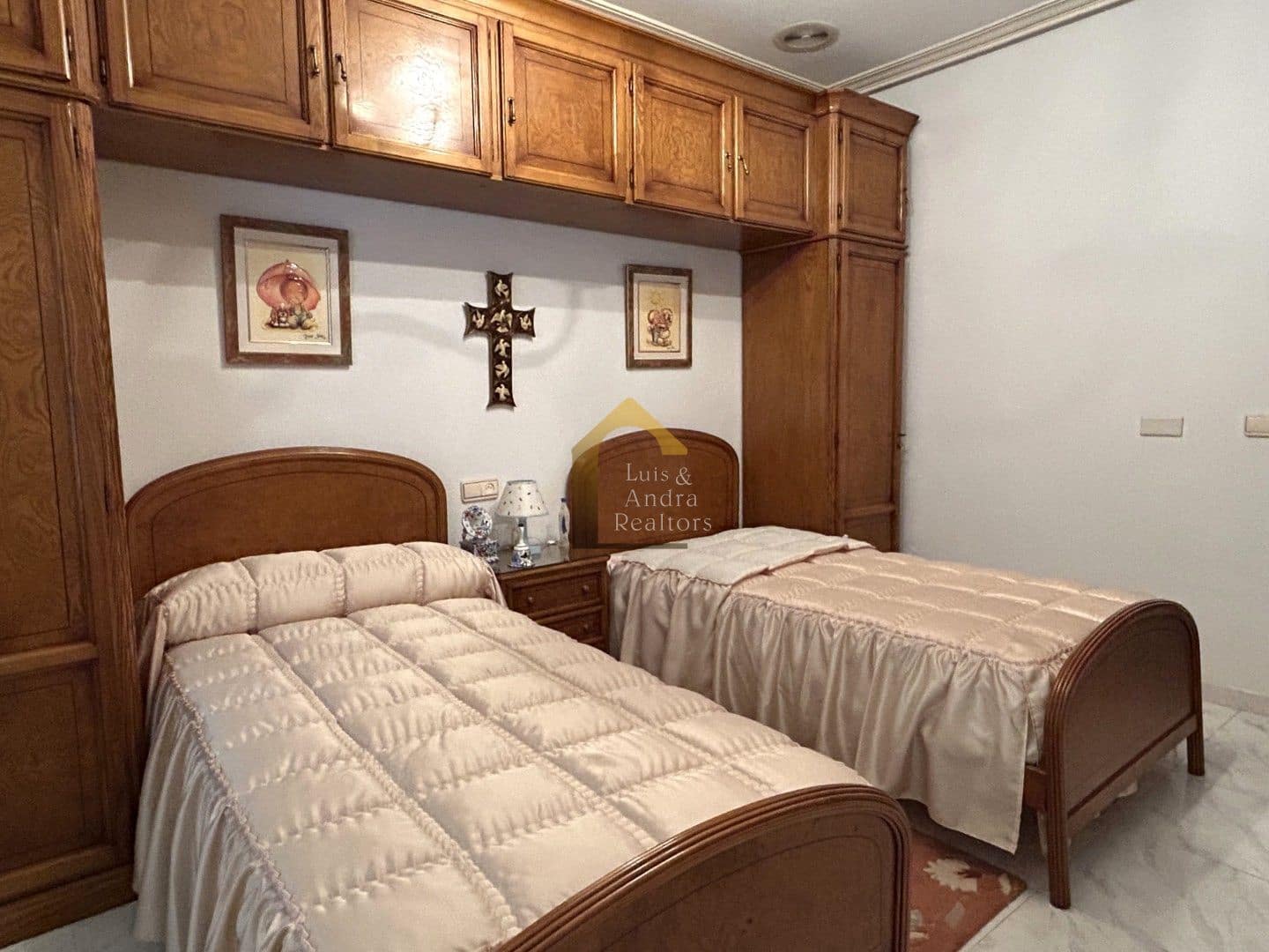 5 bedroom Villa for sale in Cox with garage - € 270,000 (Ref: 9109958)