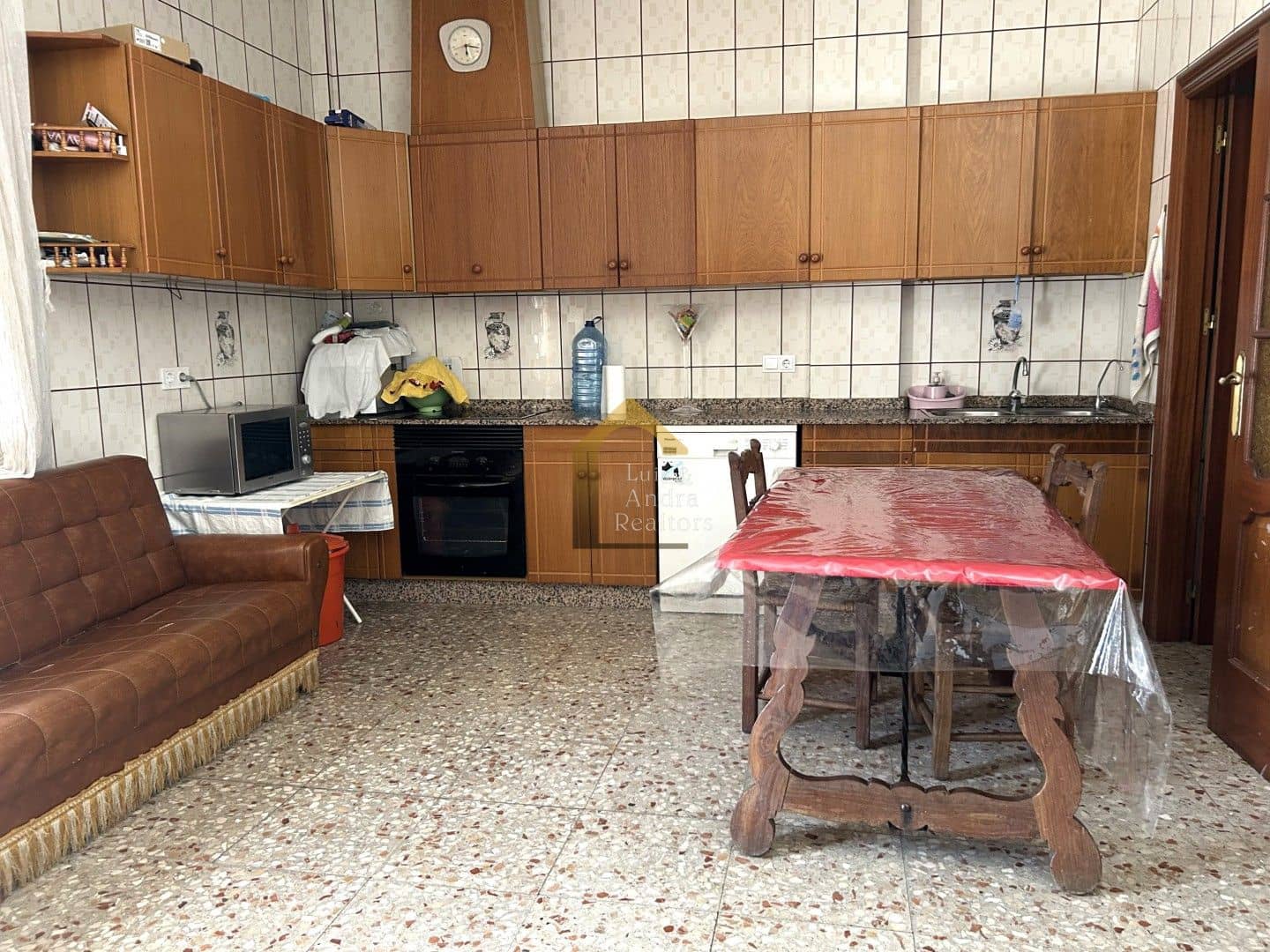 5 bedroom Villa for sale in Cox with garage - € 270,000 (Ref: 9109958)