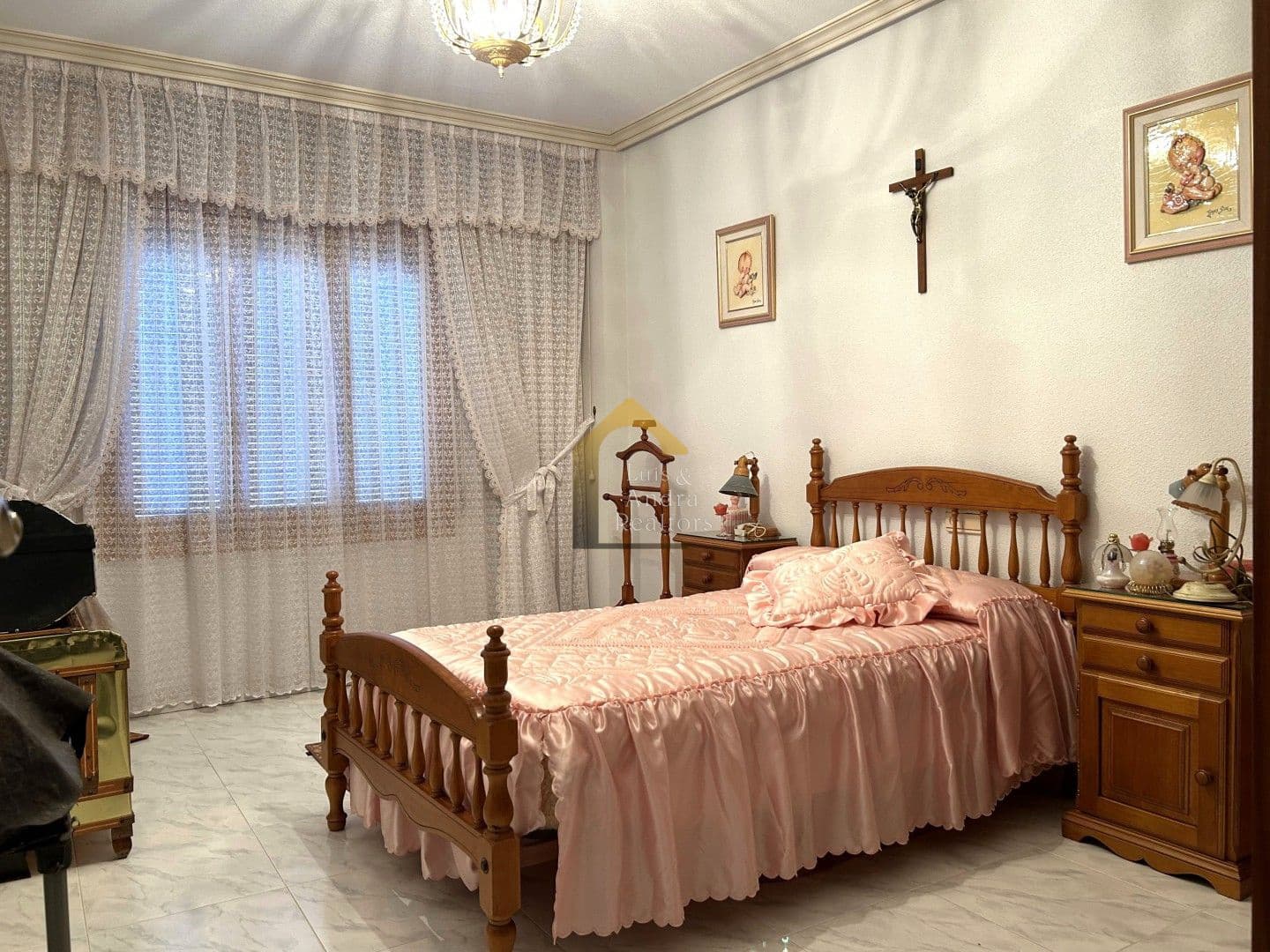 5 bedroom Villa for sale in Cox with garage - € 270,000 (Ref: 9109958)