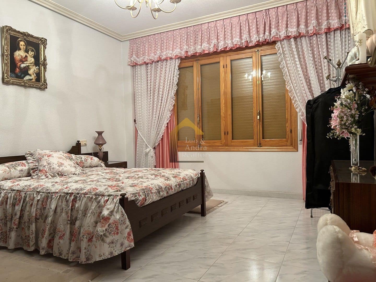 5 bedroom Villa for sale in Cox with garage - € 270,000 (Ref: 9109958)