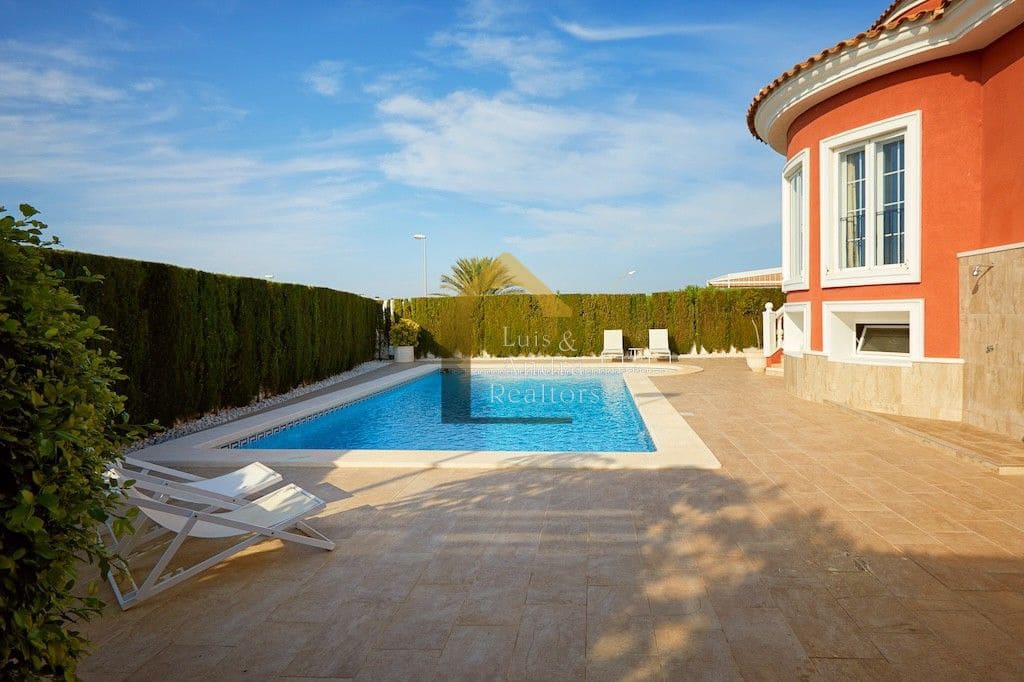 5 slaapkamer Villa te koop in Ciudad Quesada met zwembad - € 790.000 (Ref: 9691495)