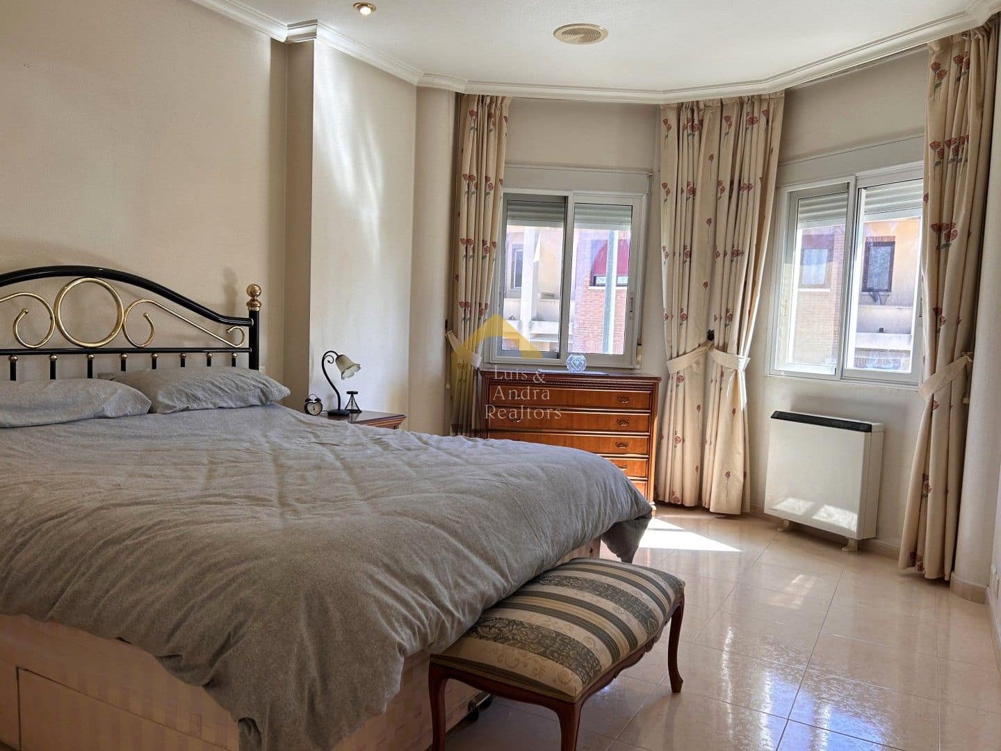 4 bedroom Villa for sale in Benferri with pool garage - € 279,000 (Ref: 9731565)