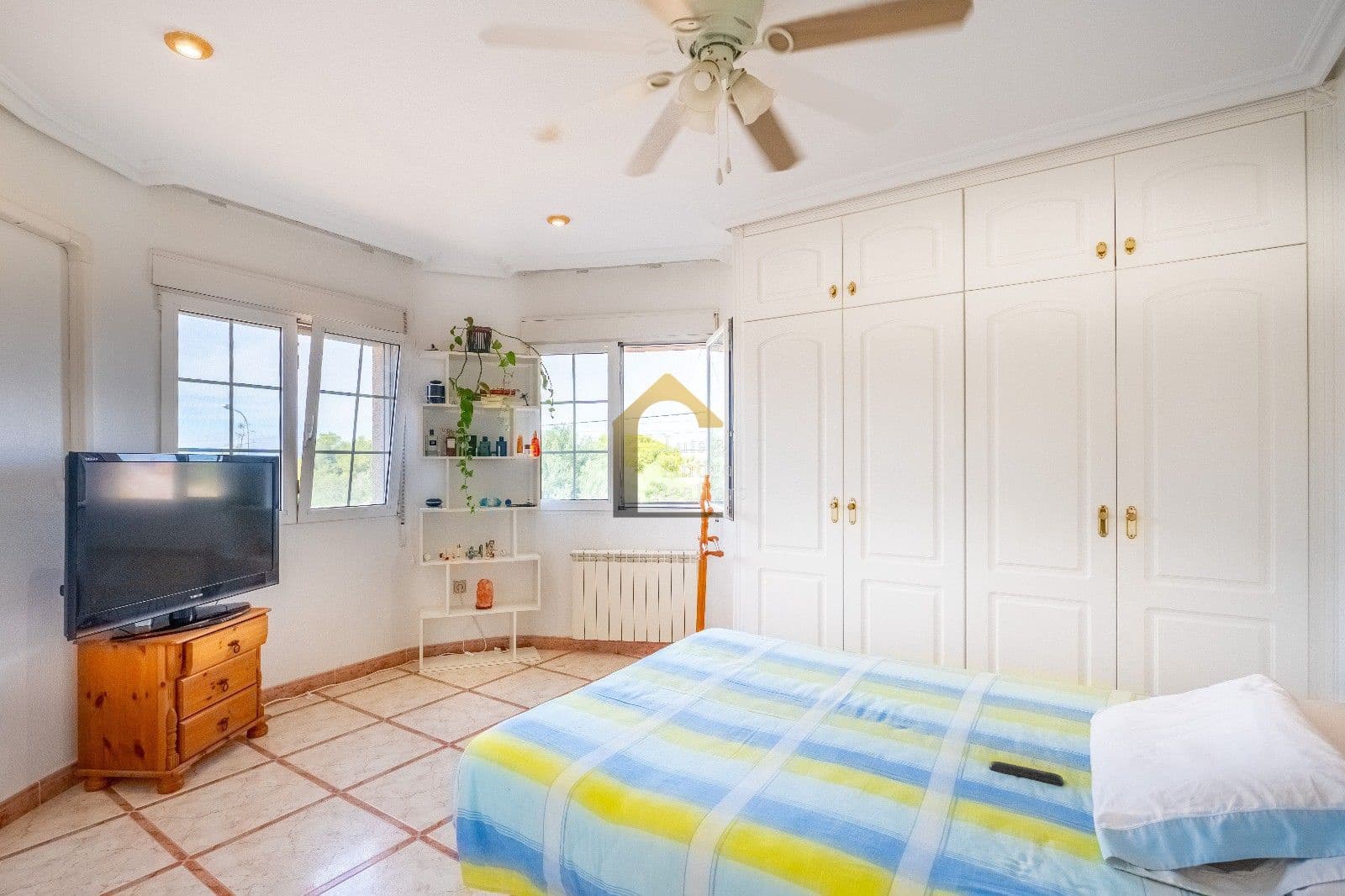 6 bedroom Villa for sale in El Chaparral with pool garage - € 645,000 (Ref: 9833151)