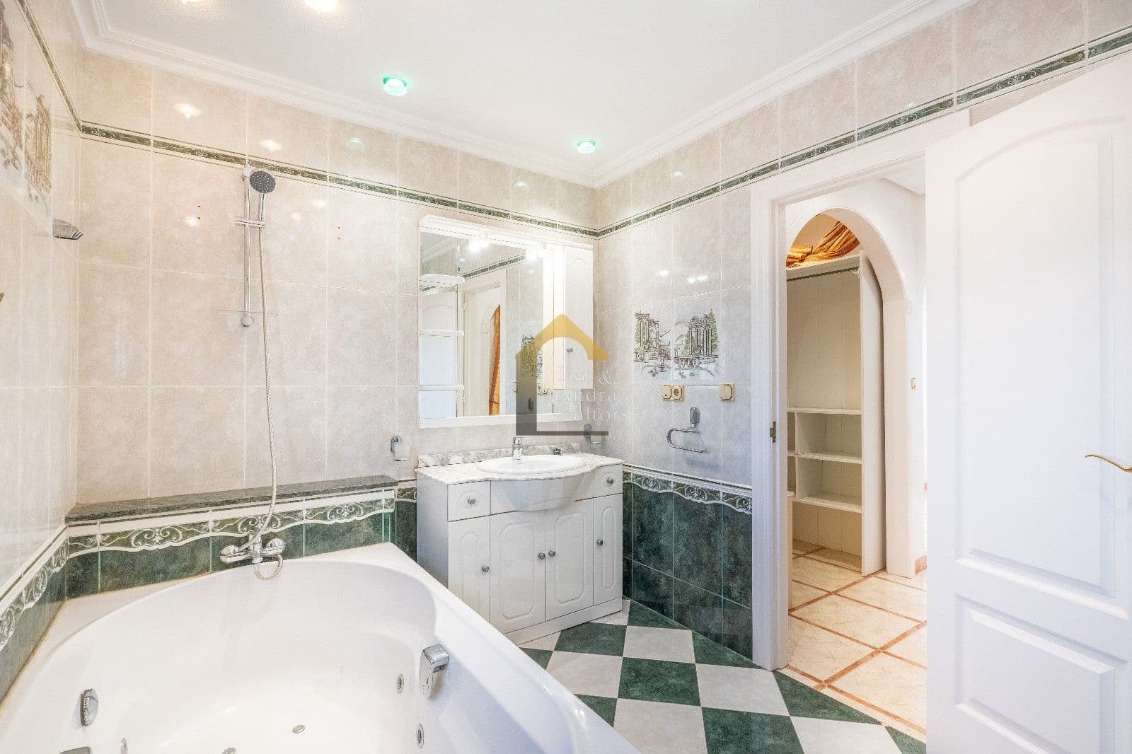 6 bedroom Villa for sale in El Chaparral with pool garage - € 645,000 (Ref: 9833151)