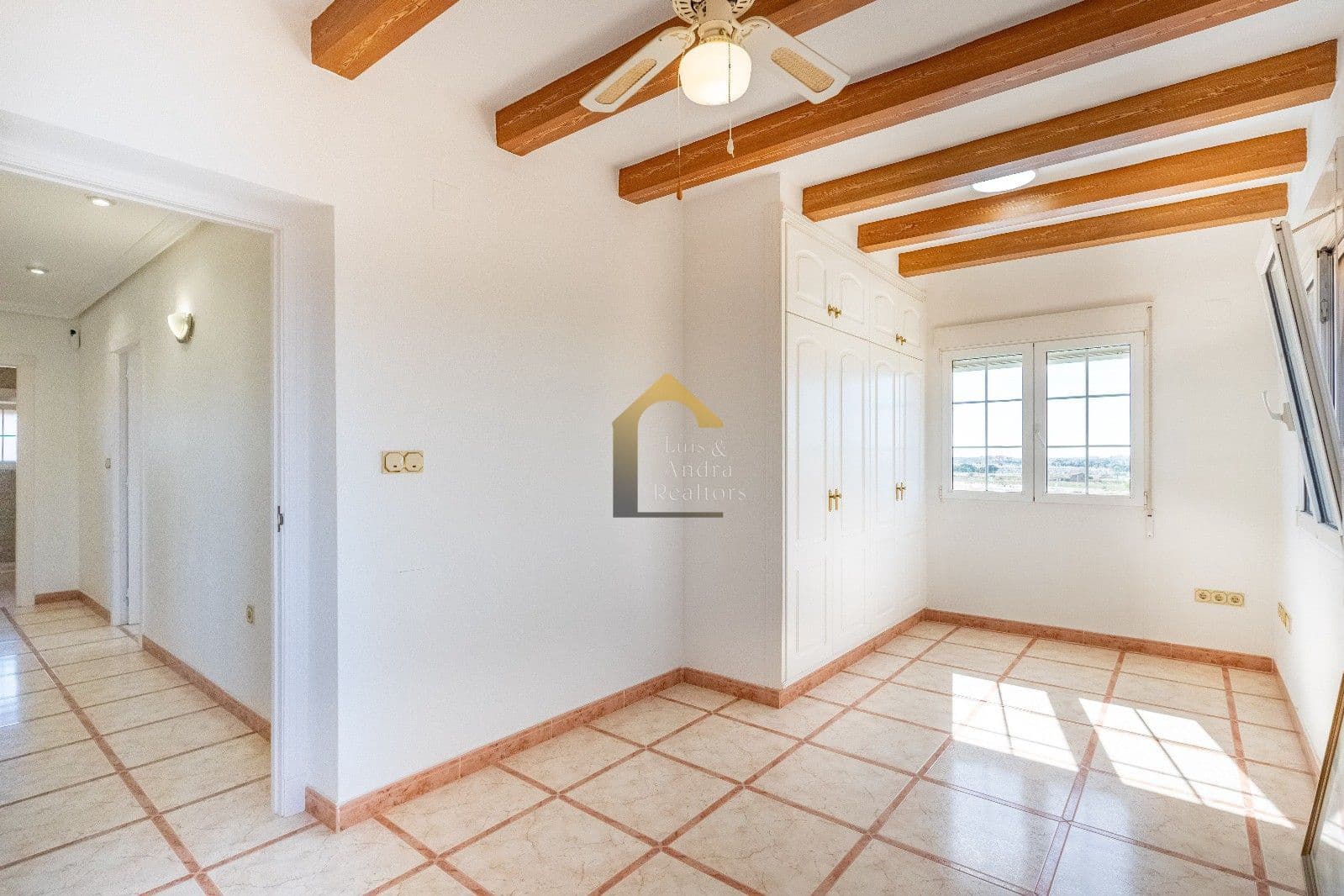 6 bedroom Villa for sale in El Chaparral with pool garage - € 645,000 (Ref: 9833151)