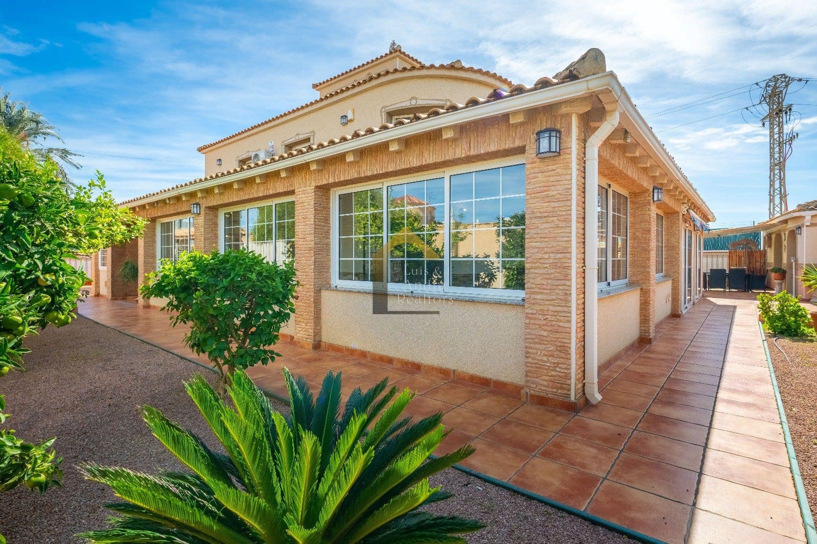 6 bedroom Villa for sale in El Chaparral with pool garage - € 645,000 (Ref: 9833151)