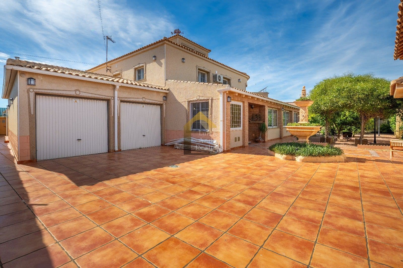 6 bedroom Villa for sale in El Chaparral with pool garage - € 645,000 (Ref: 9833151)