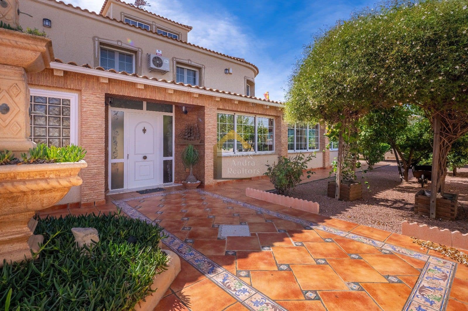 6 bedroom Villa for sale in El Chaparral with pool garage - € 645,000 (Ref: 9833151)