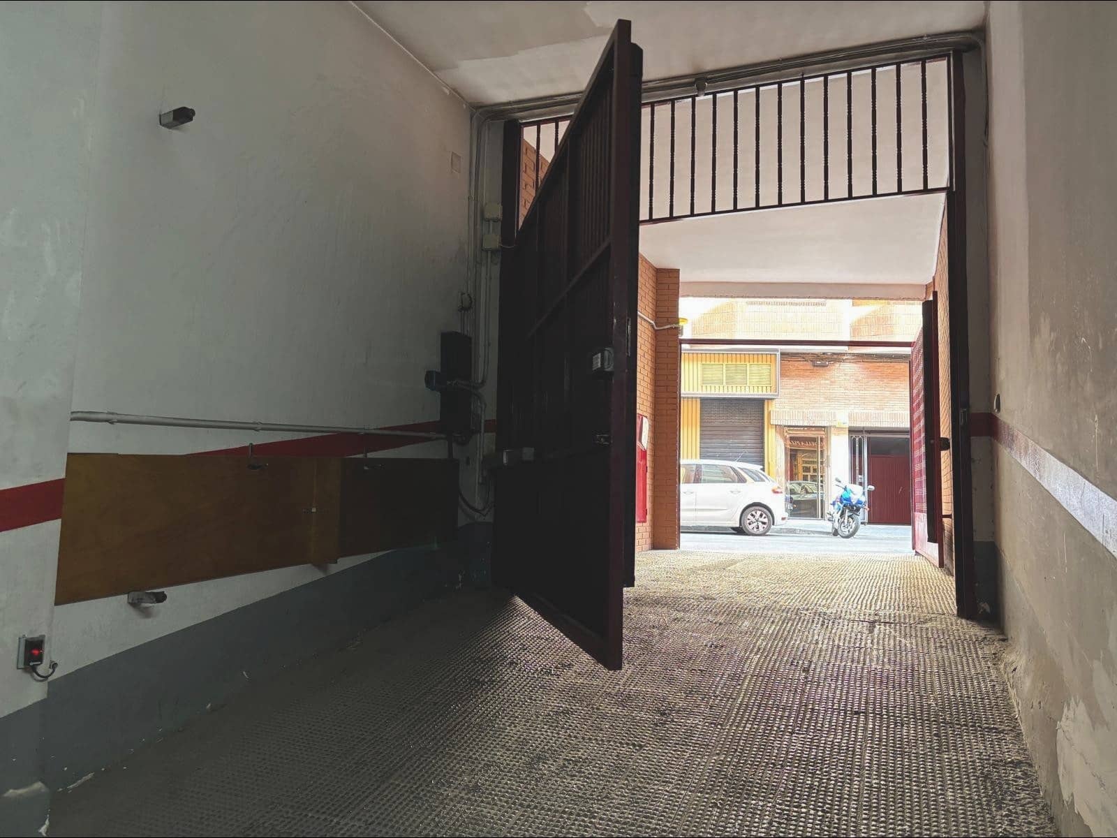 Garage for rent in Alicante / Alacant city - € 120 (Ref: 10015643)