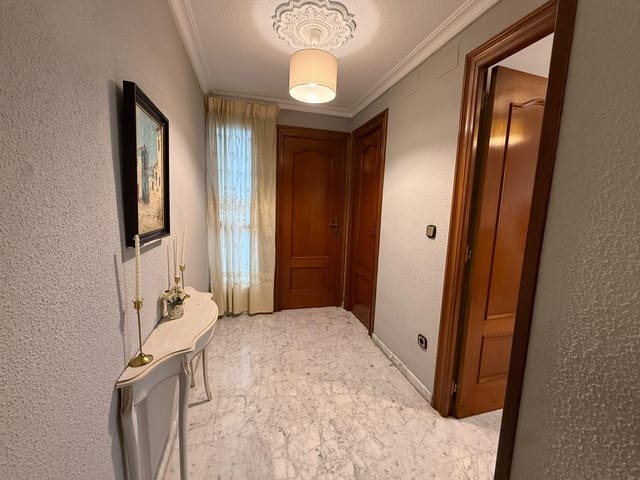 4 bedroom Flat for rent in Florida Baja, Alicante / Alacant city - € 1,150 (Ref: 10161560)
