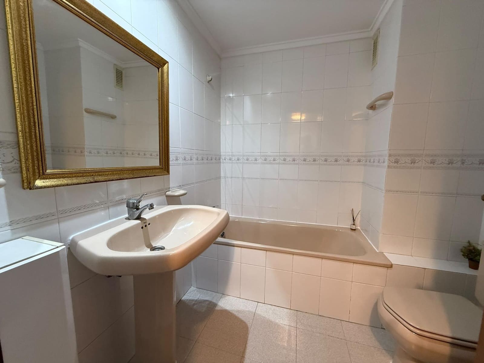 4 bedroom Flat for rent in Alicante / Alacant city - € 1,150 (Ref: 10161560)