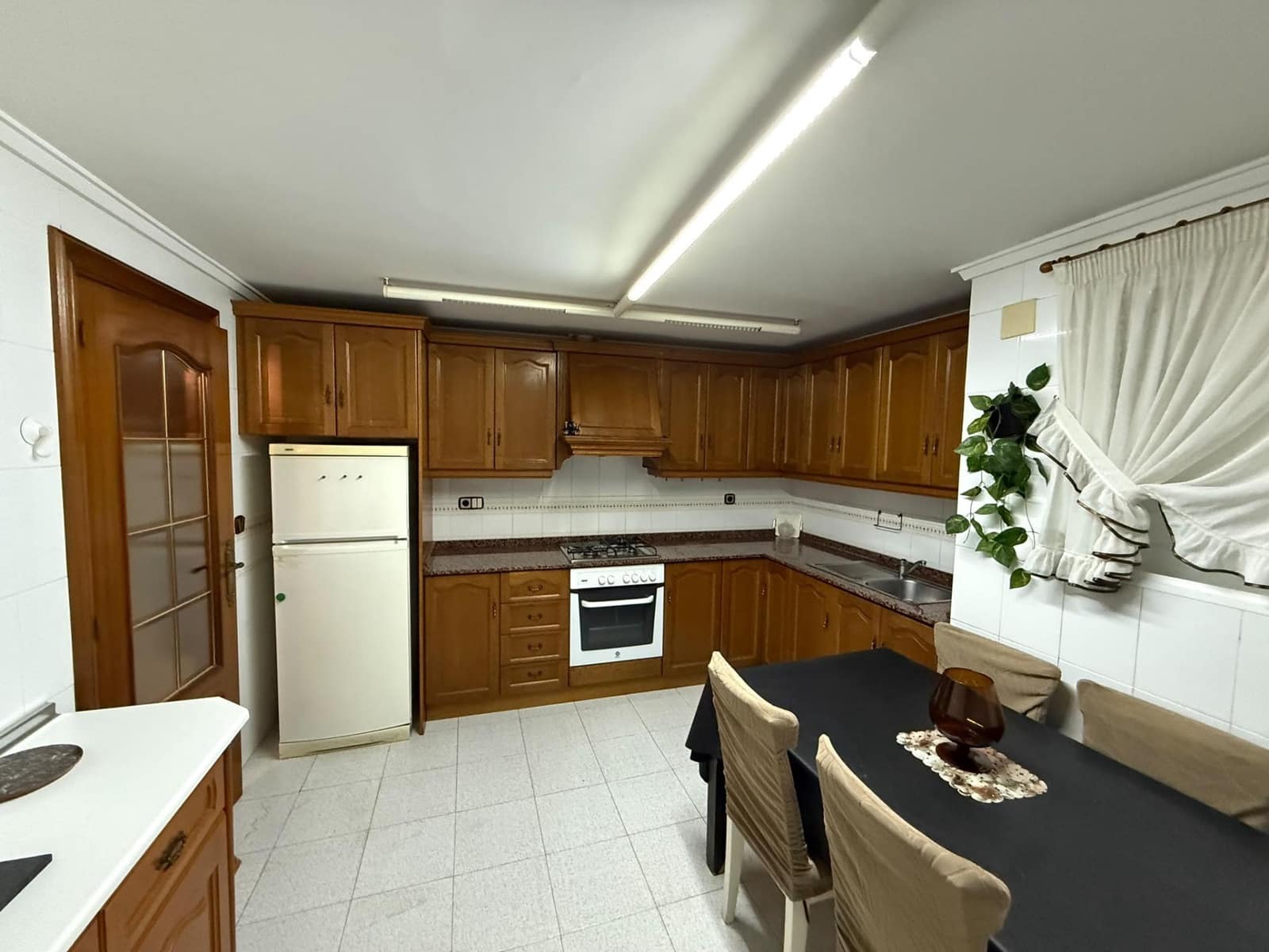 4 bedroom Flat for rent in Alicante / Alacant city - € 1,150 (Ref: 10161560)