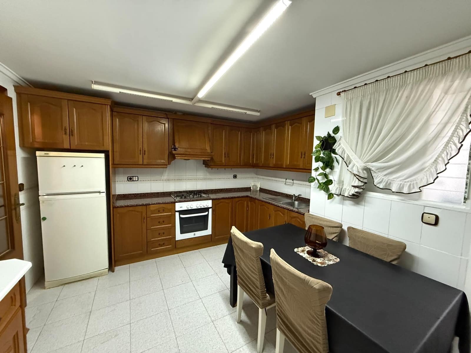 4 bedroom Flat for rent in Alicante / Alacant city - € 1,150 (Ref: 10161560)