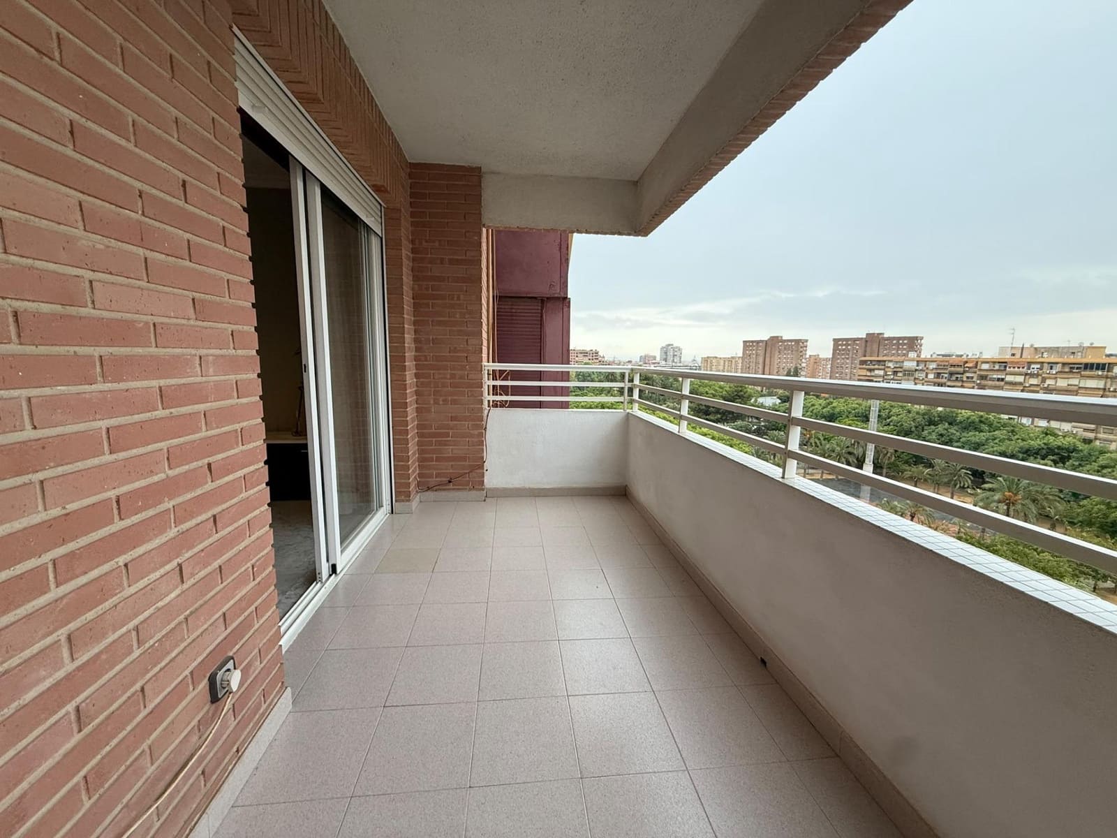 4 bedroom Flat for rent in Alicante / Alacant city - € 1,150 (Ref: 10161560)