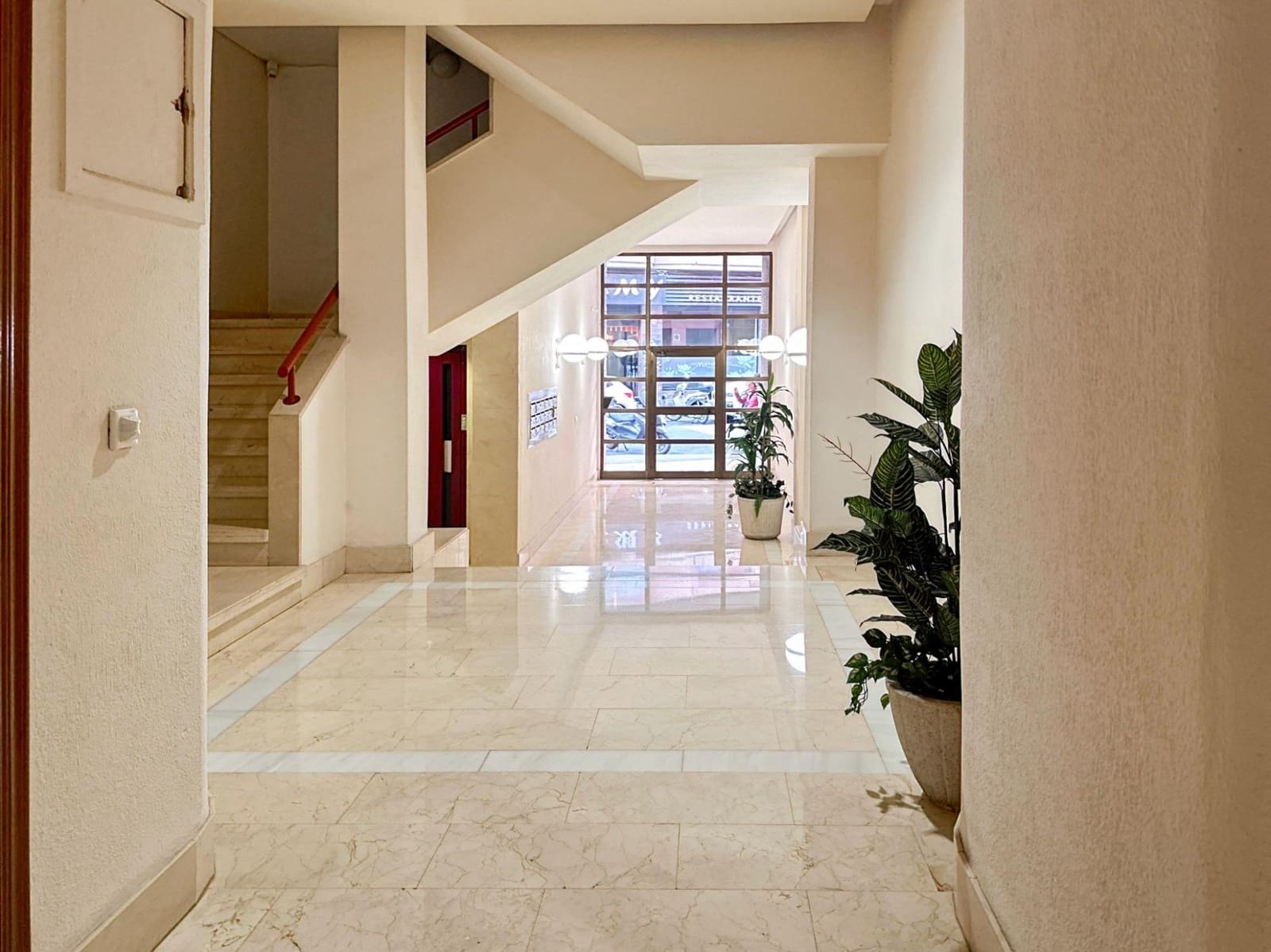 Kommersiell til salgs i Alicante by - € 190 000 (Ref: 9276596)