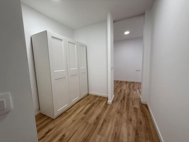 2 slaapkamer Commercieel te koop in Alicante stad - € 136.500 (Ref: 9303564)