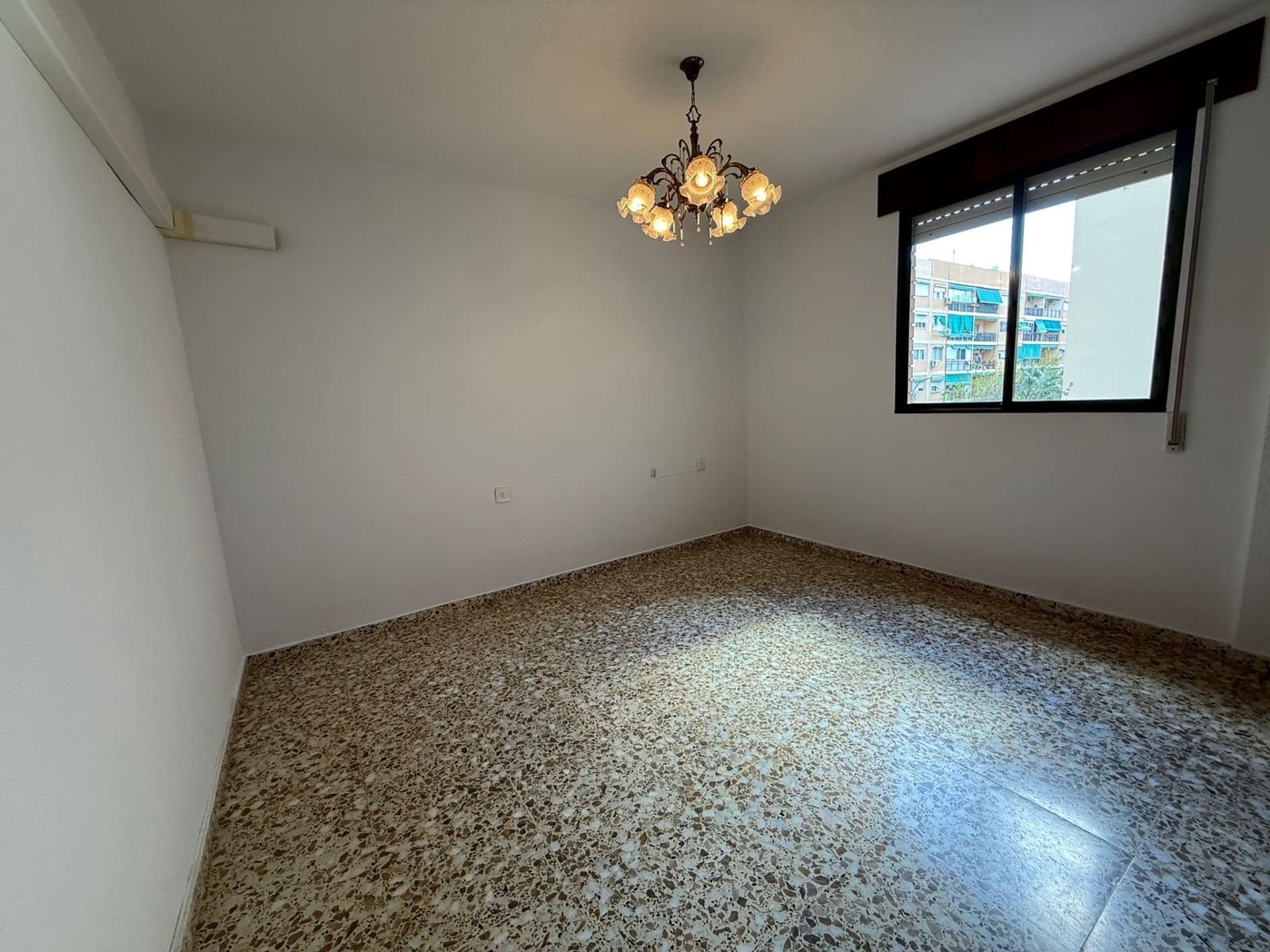 4 bedroom Flat for sale in Alicante / Alacant city with pool garage - € 242,000 (Ref: 9557957)