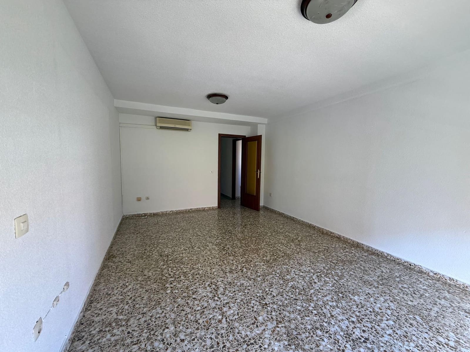 4 bedroom Flat for sale in Alicante / Alacant city with pool garage - € 242,000 (Ref: 9557957)