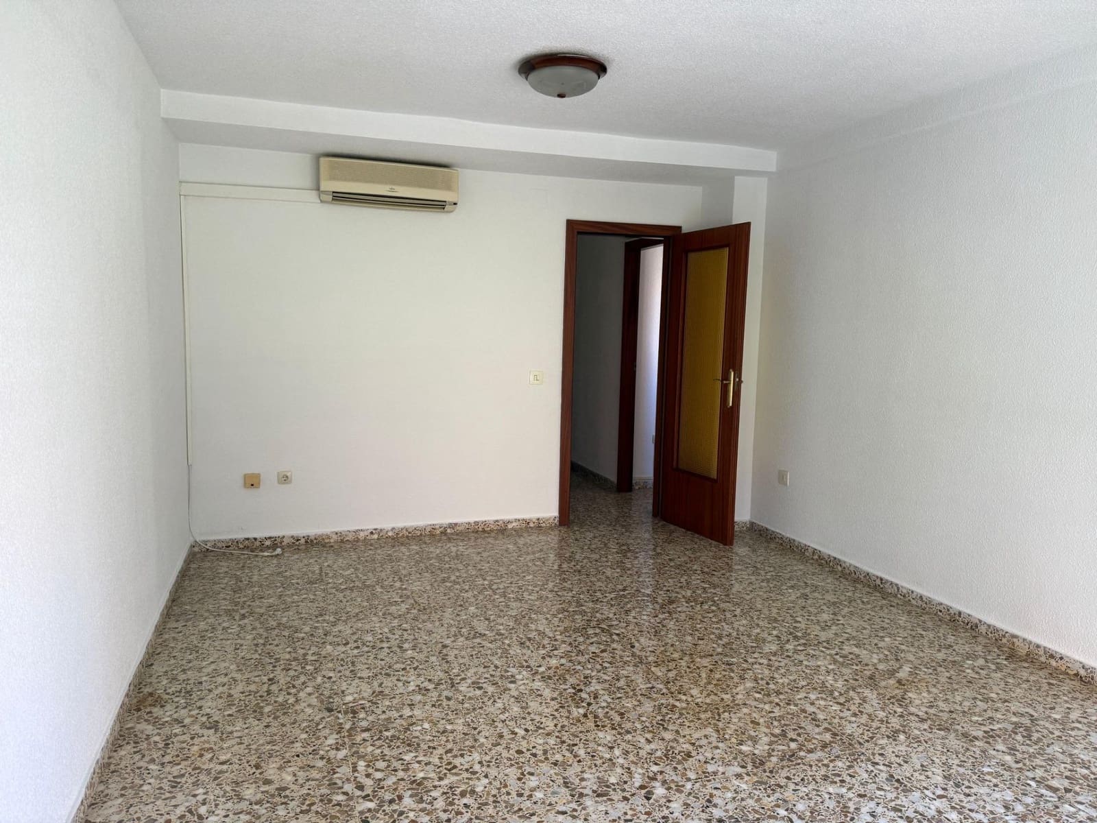 4 bedroom Flat for sale in Alicante / Alacant city with pool garage - € 242,000 (Ref: 9557957)