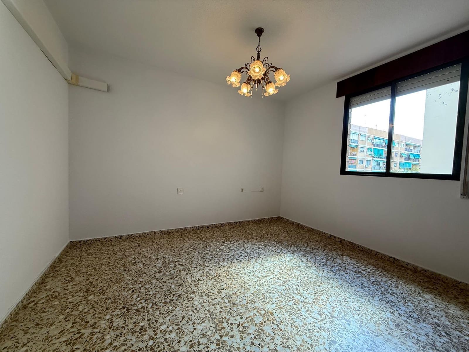 4 bedroom Flat for sale in Alicante / Alacant city with pool garage - € 242,000 (Ref: 9557957)