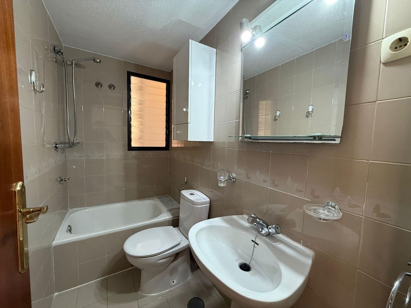 4 bedroom Flat for sale in Alicante / Alacant city with pool garage - € 242,000 (Ref: 9557957)