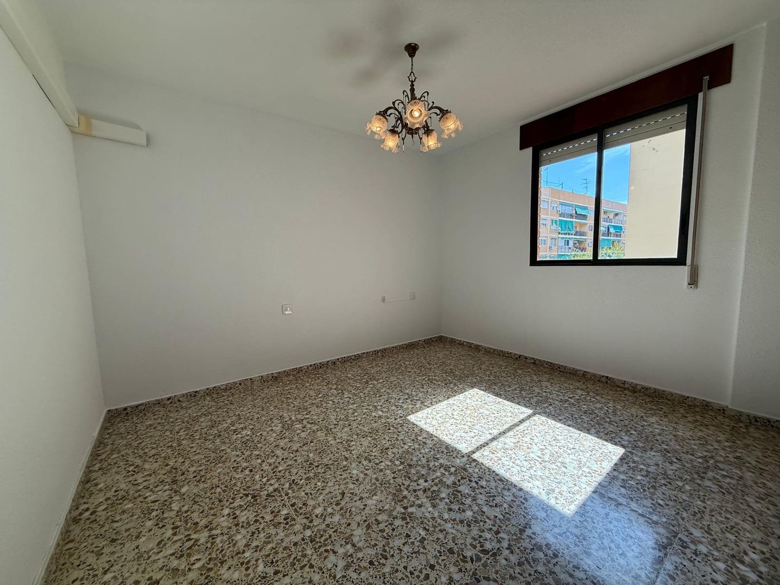 4 bedroom Flat for sale in Alicante / Alacant city with pool garage - € 242,000 (Ref: 9557957)