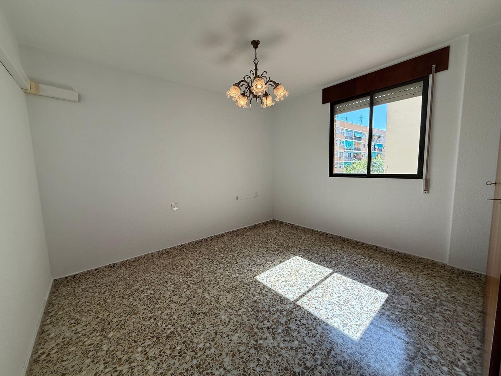 4 bedroom Flat for sale in Alicante / Alacant city with pool garage - € 242,000 (Ref: 9557957)