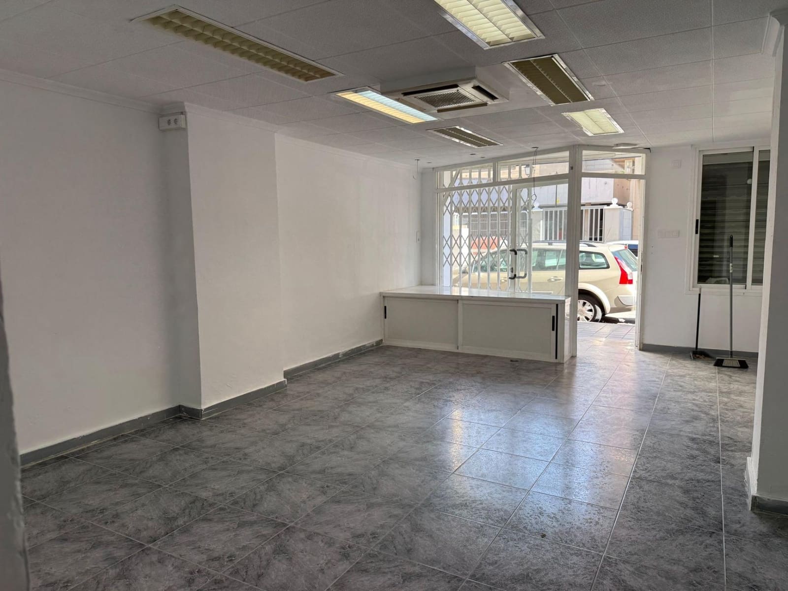 Commercial for rent in Alicante / Alacant city - € 600 (Ref: 9755709)