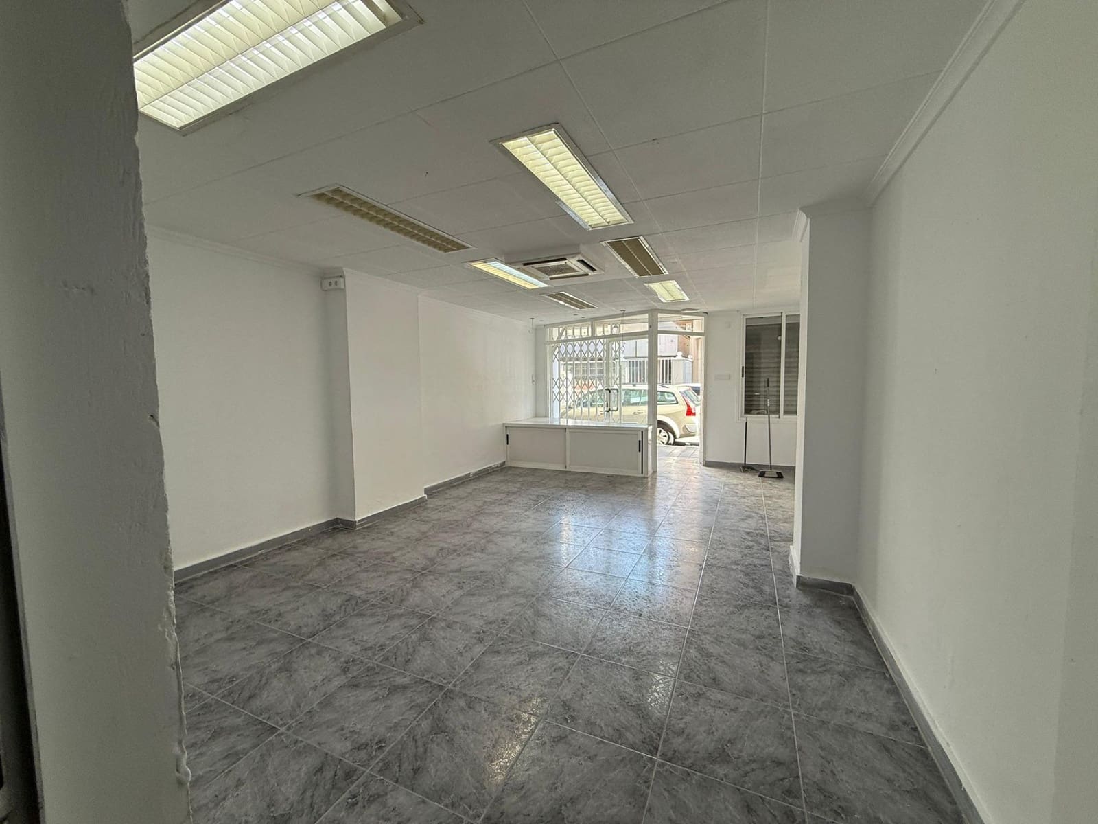 Commercial for rent in Alicante / Alacant city - € 600 (Ref: 9755709)