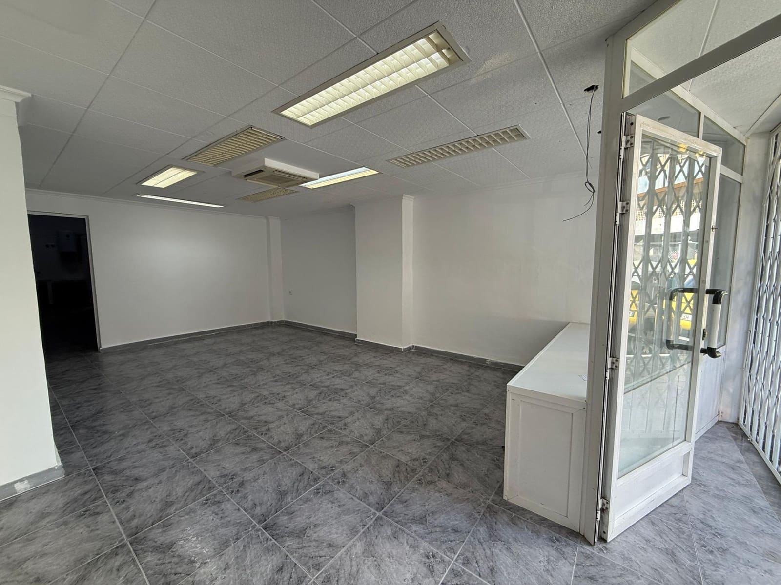 Commercial for rent in Alicante / Alacant city - € 600 (Ref: 9755709)