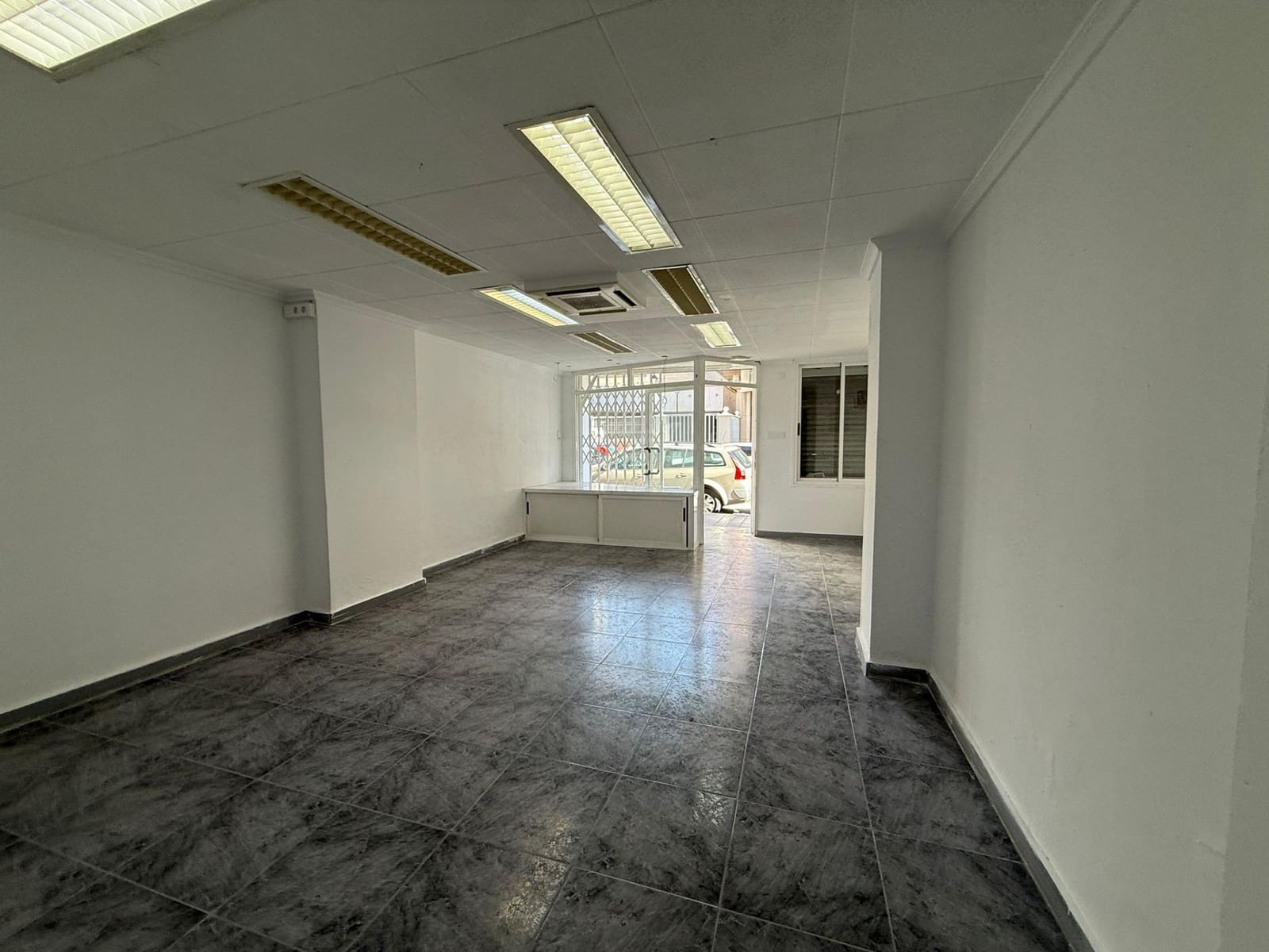 Commercial for rent in Alicante / Alacant city - € 600 (Ref: 9755709)