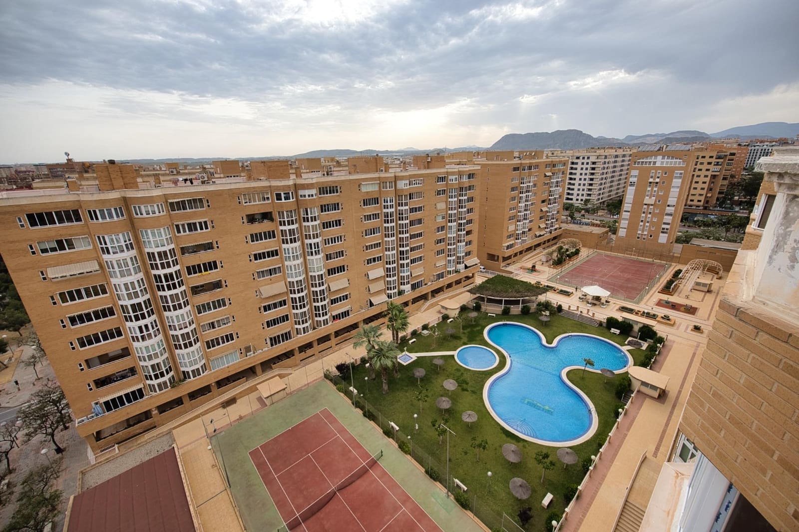 4 slaapkamer Flat te koop in Alicante stad met zwembad garage - € 365.650 (Ref: 9808011)