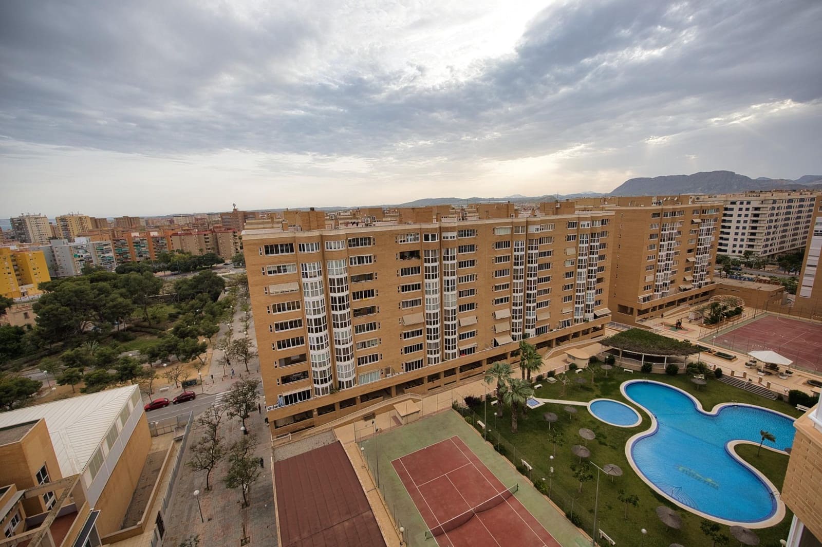 4 slaapkamer Flat te koop in Alicante stad met zwembad garage - € 365.650 (Ref: 9808011)