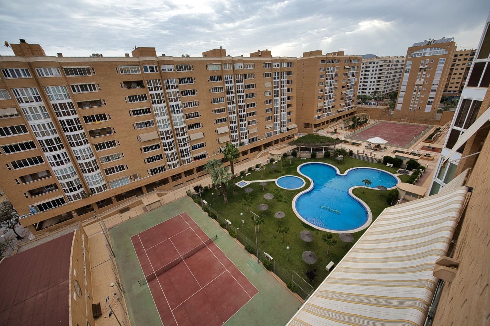 4 slaapkamer Flat te koop in Alicante stad met zwembad garage - € 365.650 (Ref: 9808011)