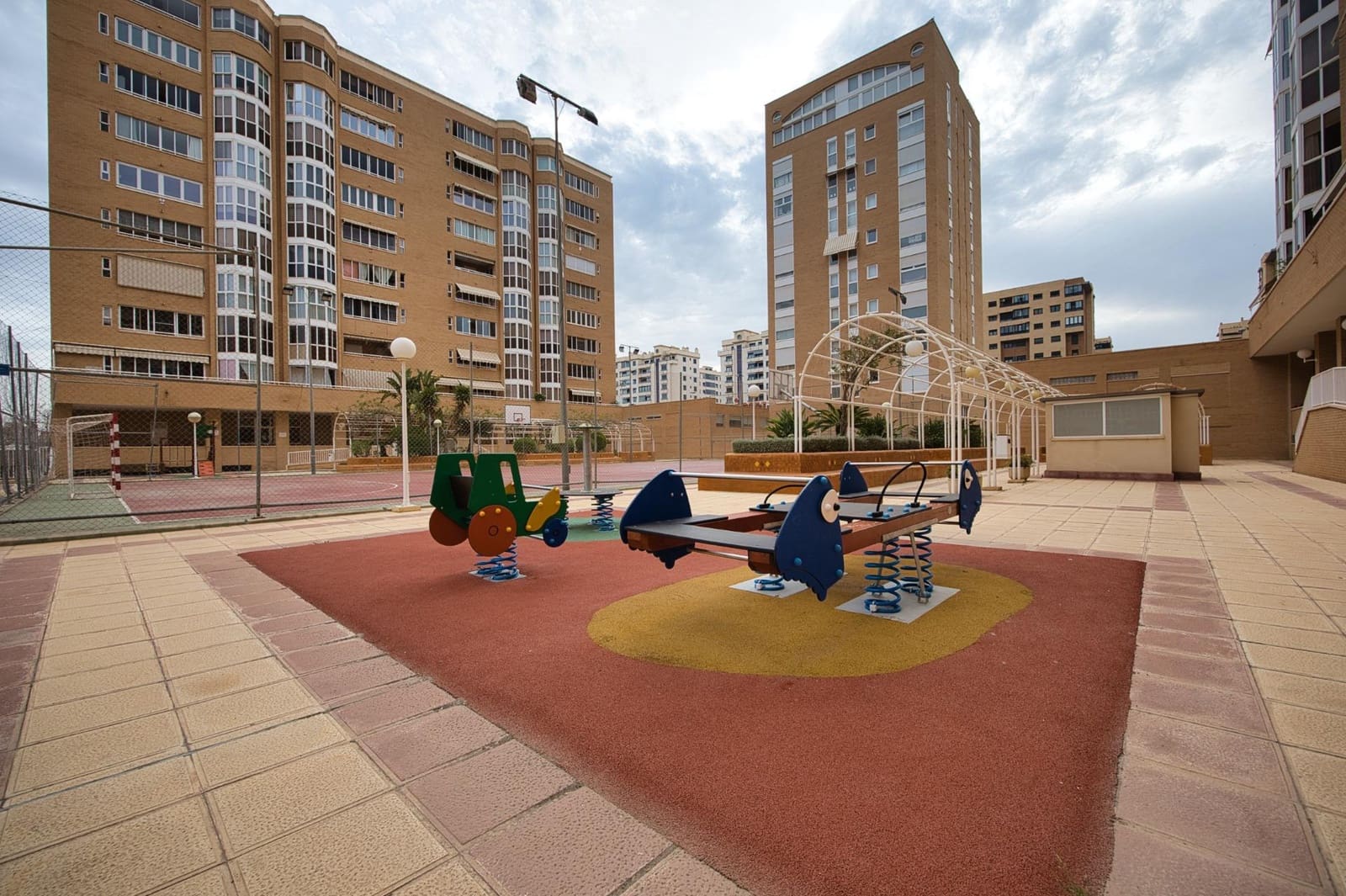 4 slaapkamer Flat te koop in Alicante stad met zwembad garage - € 365.650 (Ref: 9808011)