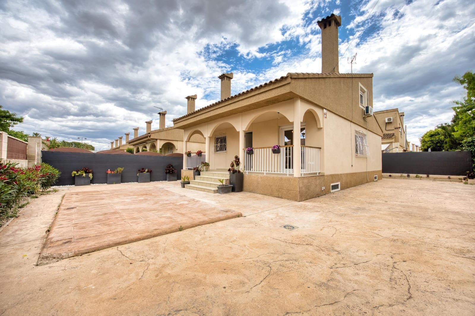 6 bedroom Villa for sale in Muchamiel / Mutxamel - € 396,550 (Ref: 9851795)