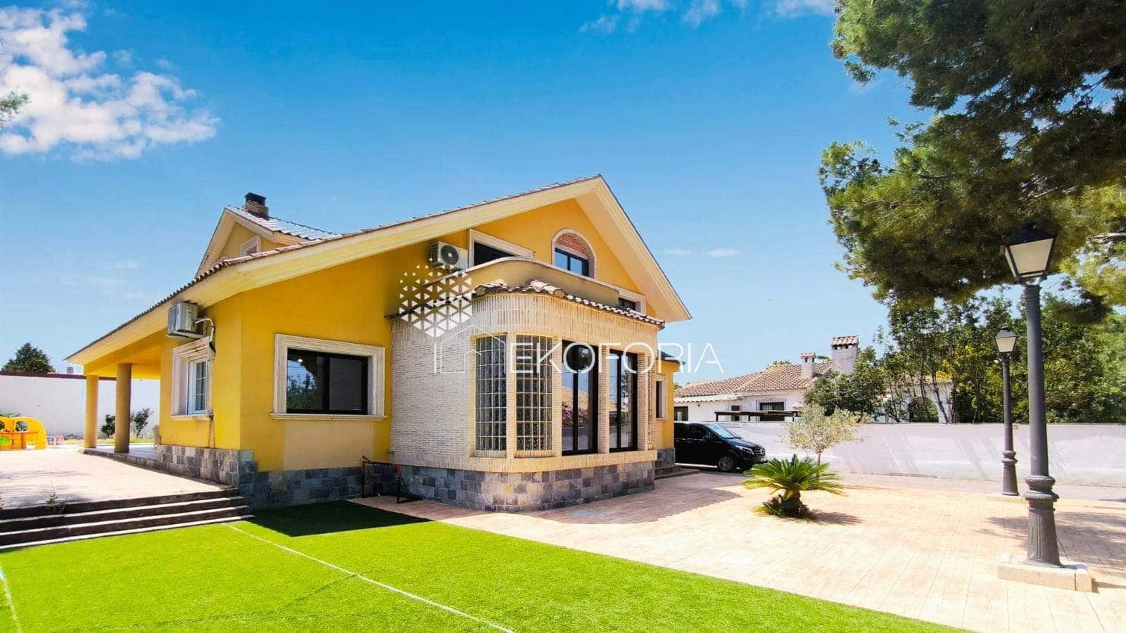 5 soverom Villa til salgs i La Pobla de Vallbona med svømmebasseng garasje - € 615 000 (Ref: 9410619)