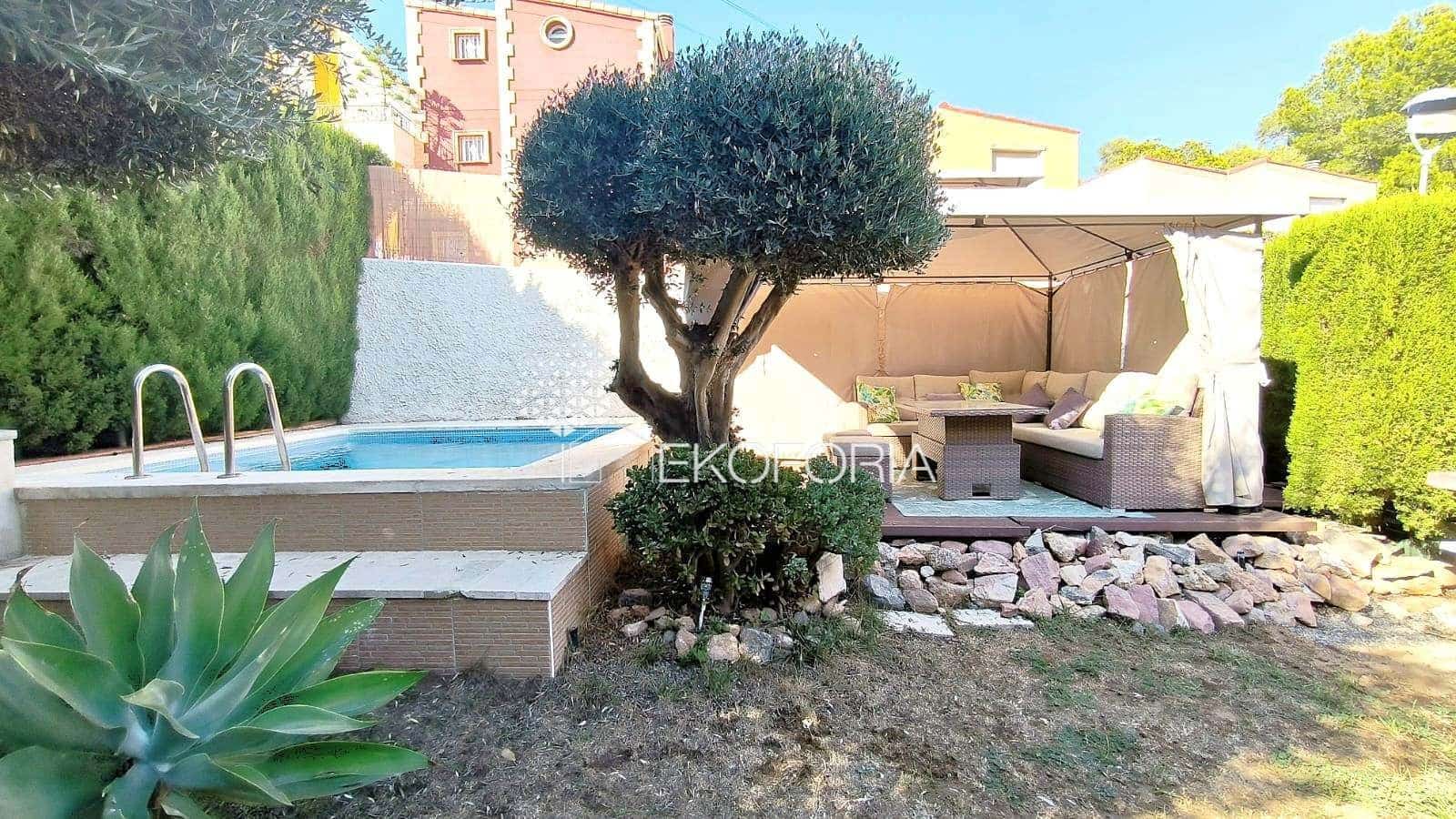 3 soverom Villa til salgs i Gilet med svømmebasseng garasje - € 299 000 (Ref: 9439511)