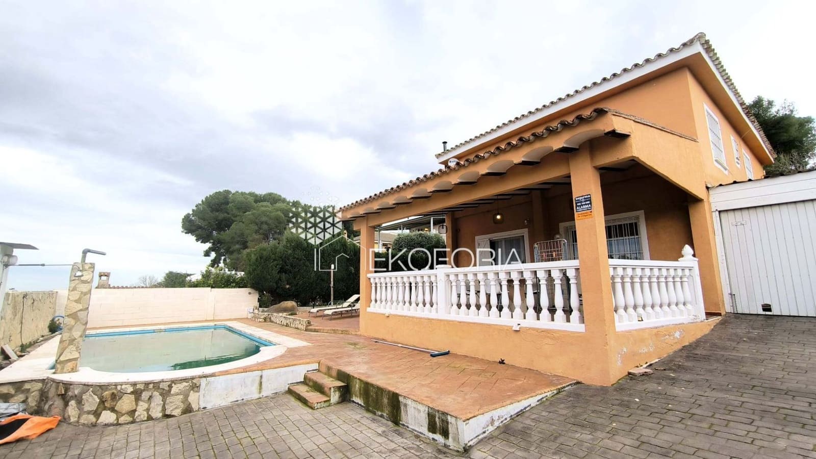 5 bedroom Villa for rent in Chiva with pool garage - € 2,000 (Ref: 9560928)
