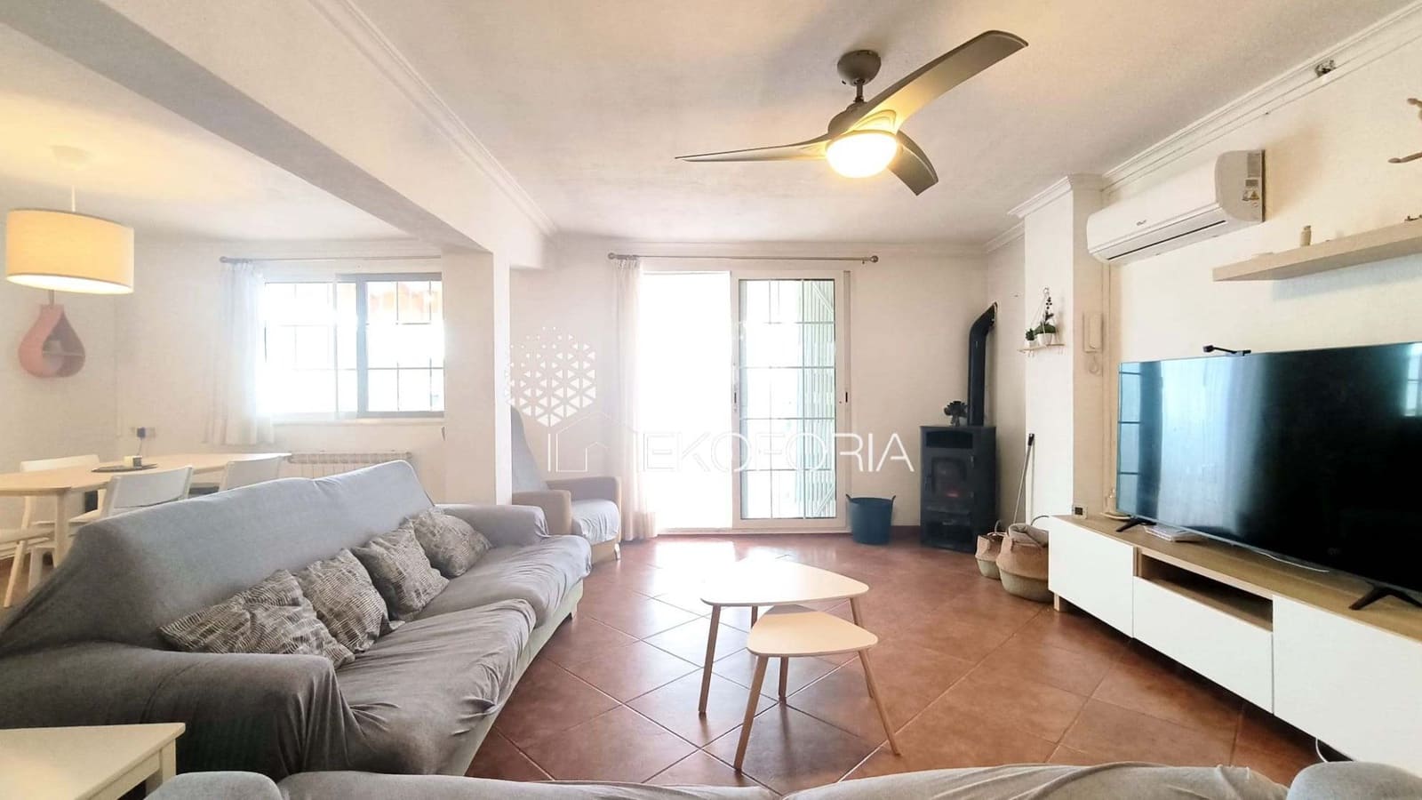 5 bedroom Villa for rent in Chiva with pool garage - € 2,000 (Ref: 9560928)