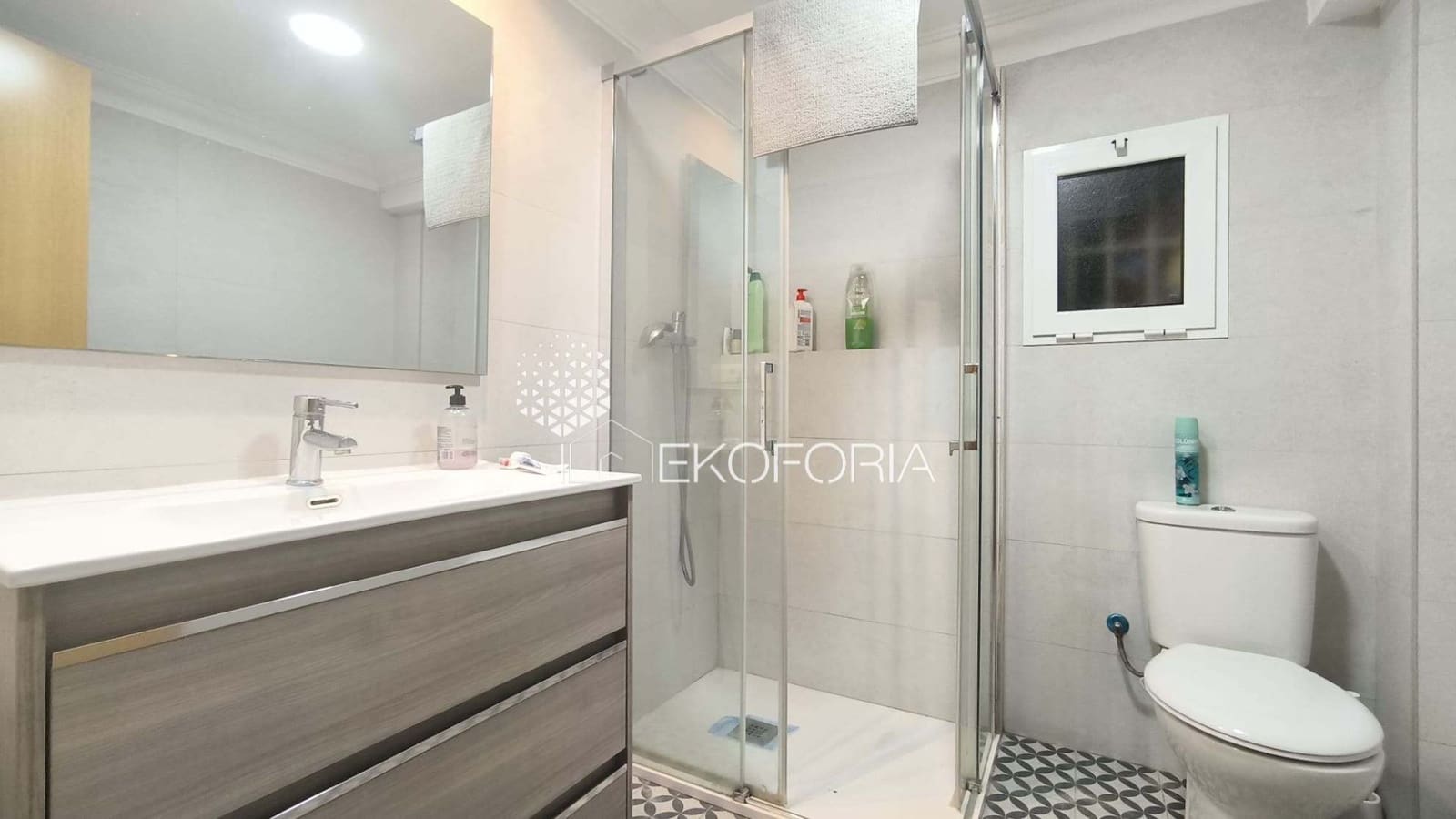 5 bedroom Villa for rent in Chiva with pool garage - € 2,000 (Ref: 9560928)