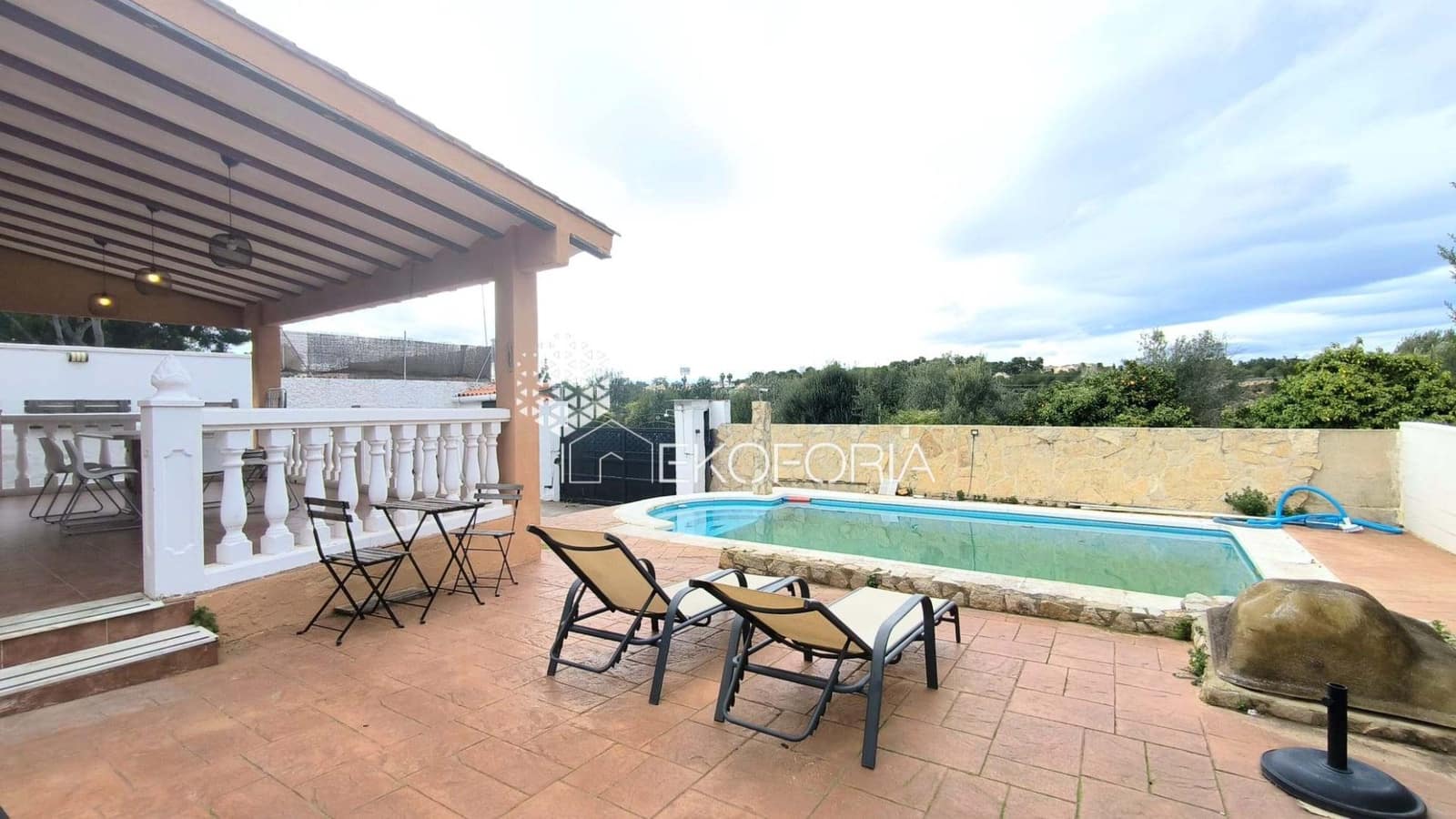 5 bedroom Villa for rent in Chiva with pool garage - € 2,000 (Ref: 9560928)