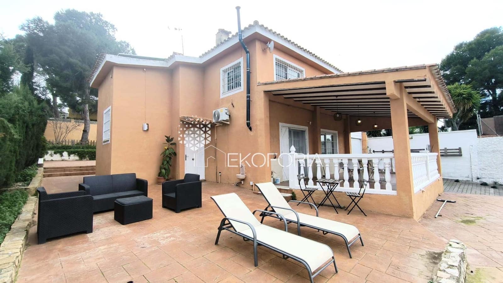 5 bedroom Villa for rent in Chiva with pool garage - € 2,000 (Ref: 9560928)