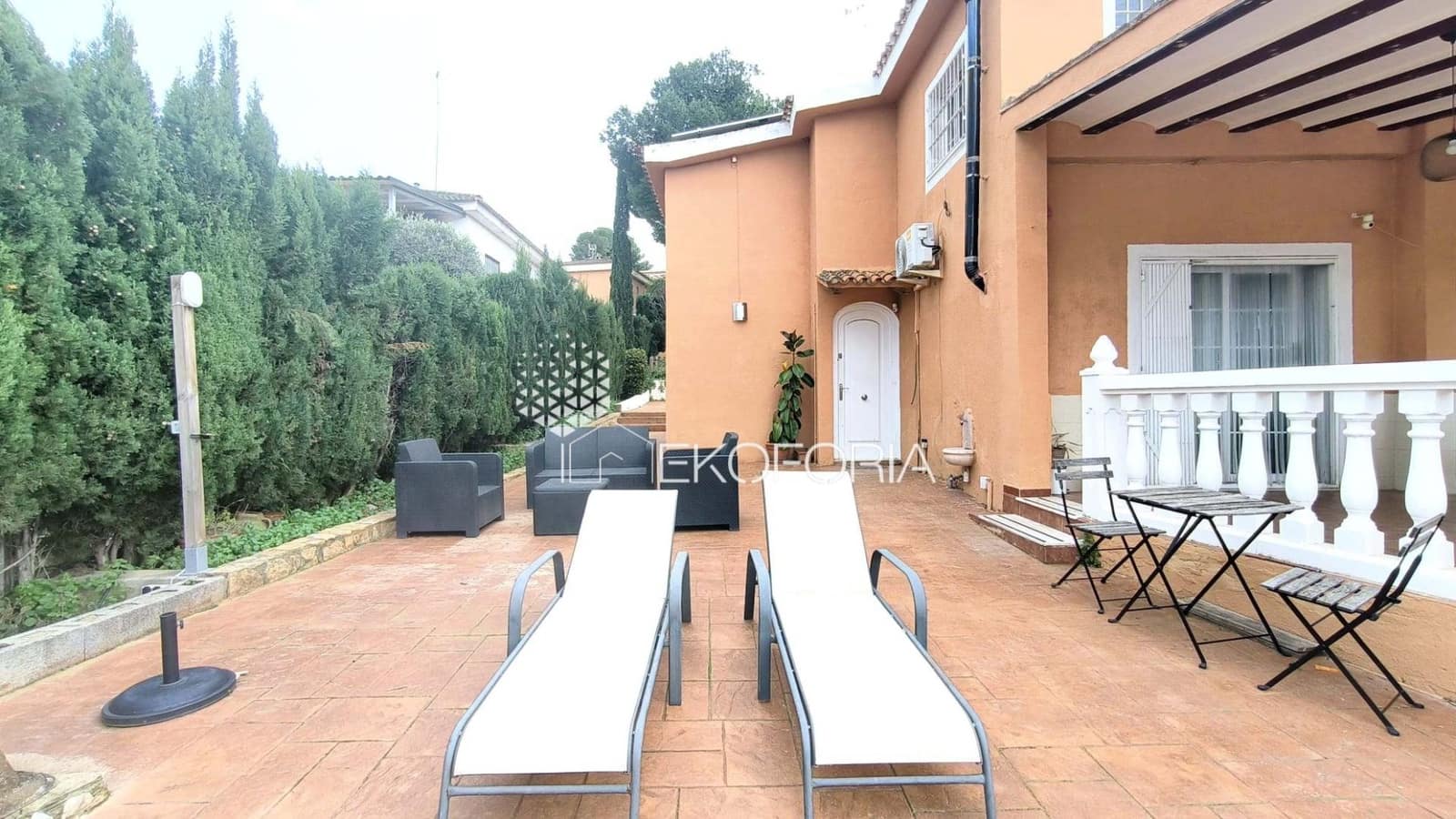 5 bedroom Villa for rent in Chiva with pool garage - € 2,000 (Ref: 9560928)