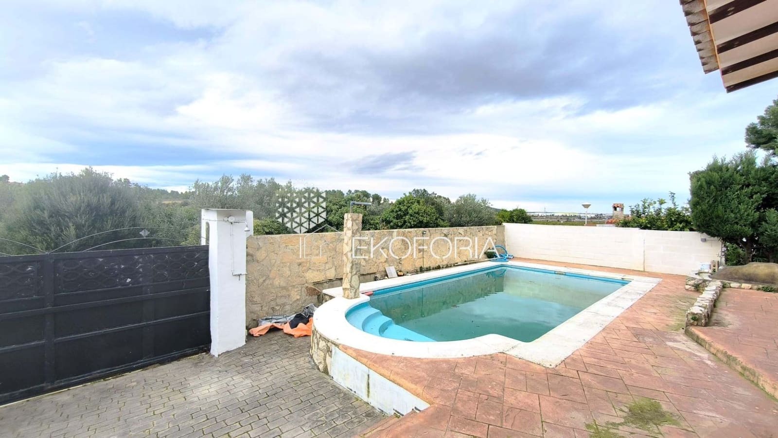 5 bedroom Villa for rent in Chiva with pool garage - € 2,000 (Ref: 9560928)